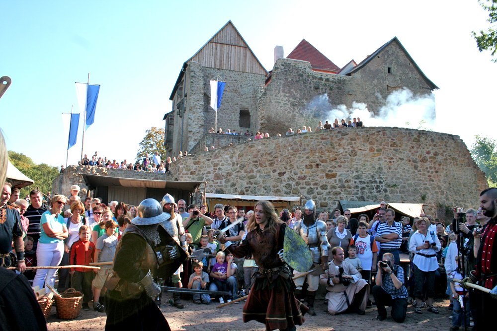 Mittelaltermarkt mit Handwerkern und Besuchern auf der Tannenburg
