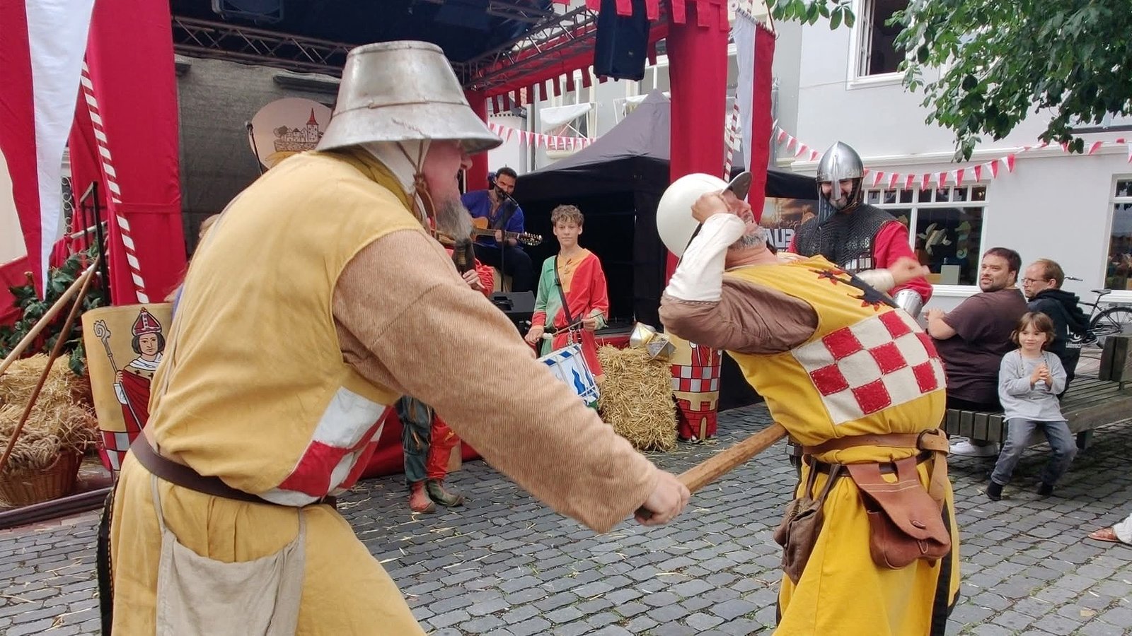 Mittelalterliches Treiben auf dem Graf-Engelbert-Platz in Lüdenscheid mit Gauklern und Handwerkern
