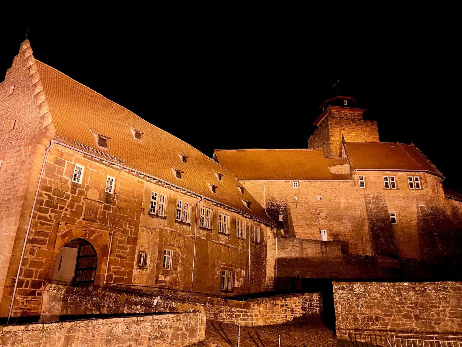 Die beleuchtete Burg Breuberg im Odenwald bei Nacht
