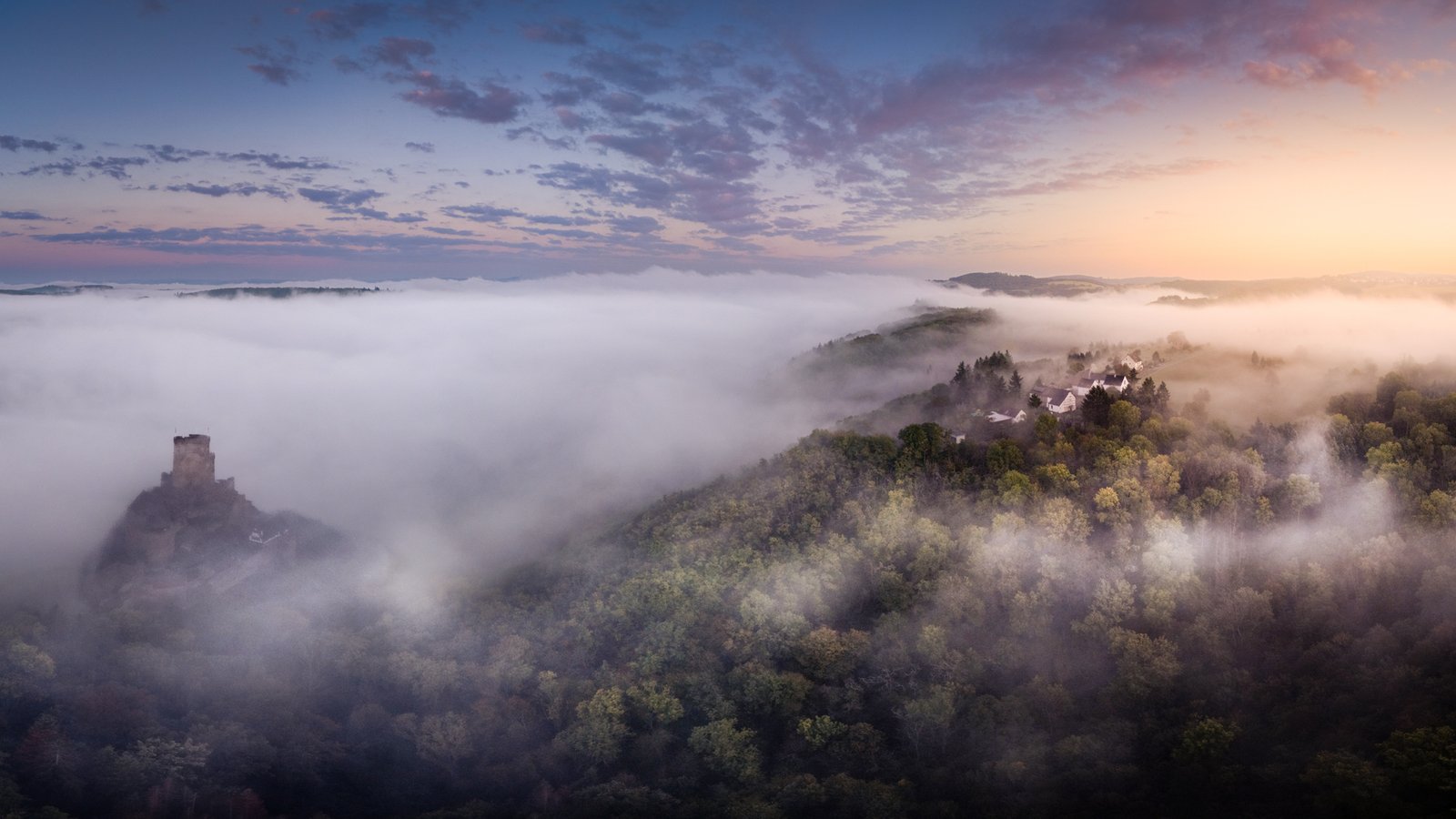 Nebel über Dorf