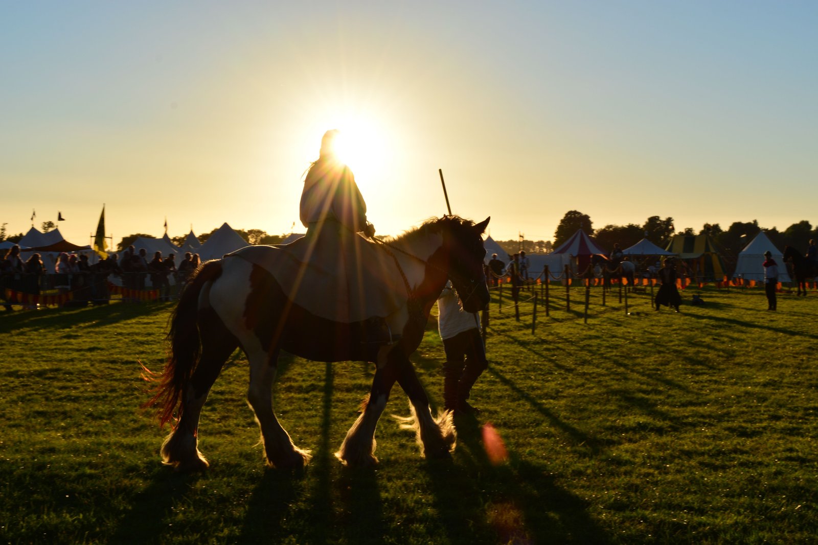 Mittelalterliche Marktszene im Sonnenuntergang