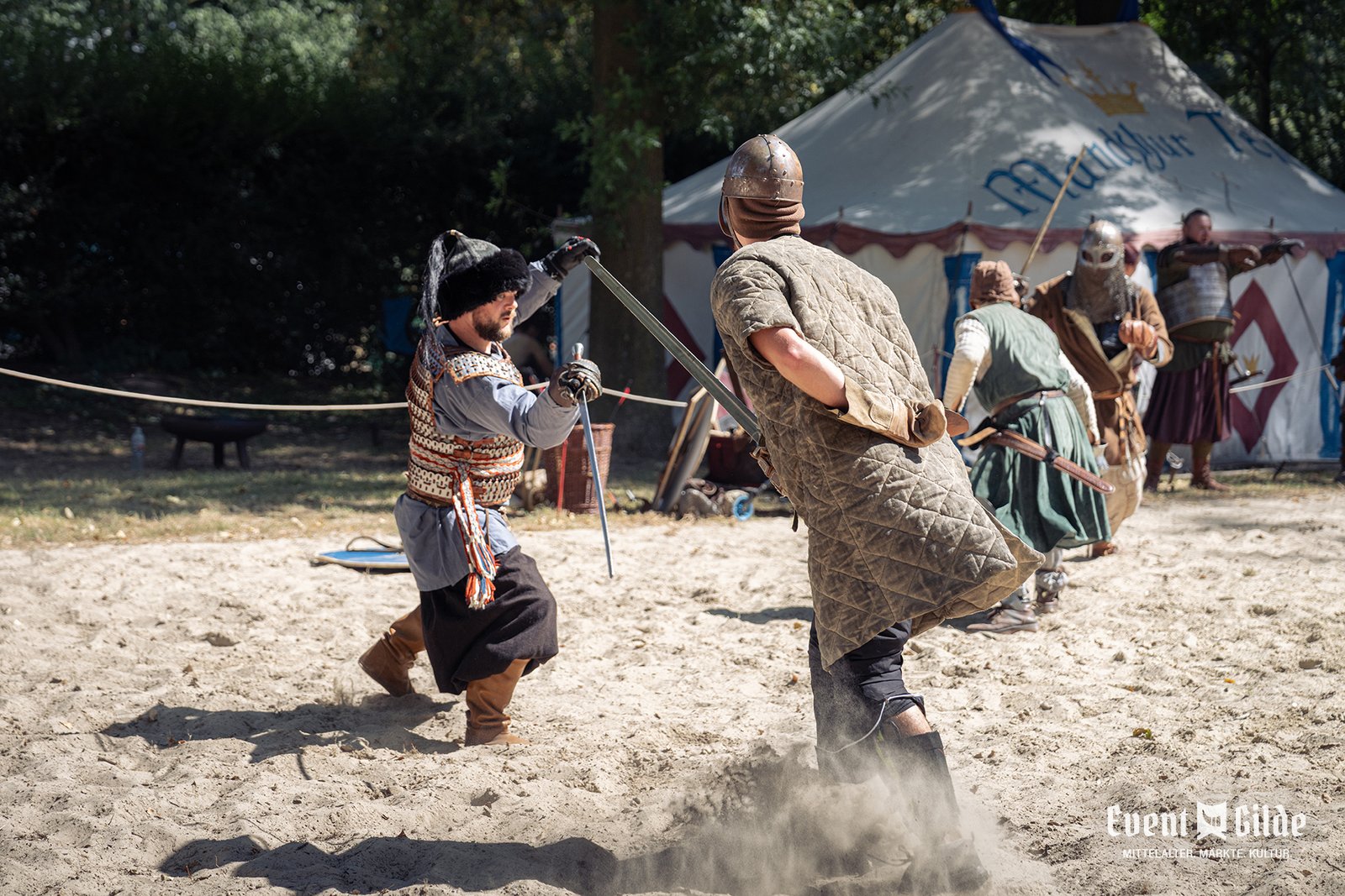 Zwei Schaukämpfer mit Schwertern im Sand vor dem Lagerzelt beim ANNO 1238 in Telgte