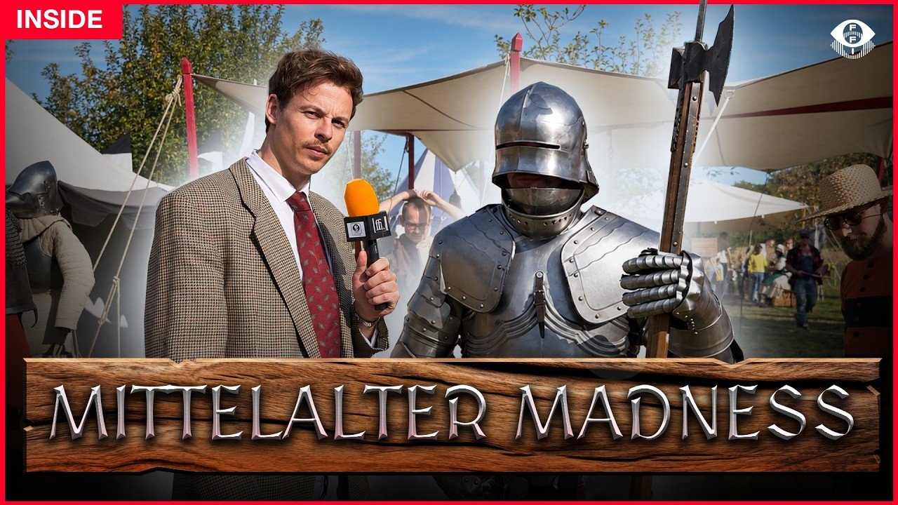 Vorschaubild der FFI-Folge Mittelalter Madness mit einem Reporter im Sakko, der sein Mikrofon einem Ritter in Plattenrüstung hinhält