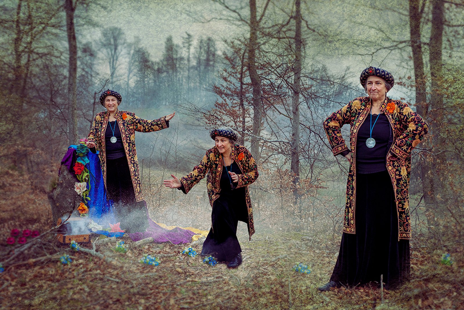 Fotomontage mit Octavia Kliemt gleich dreifach im nebligen Wald, in bestickter Jacke mit Turban und mit offener Schatztruhe voller bunter Tücher